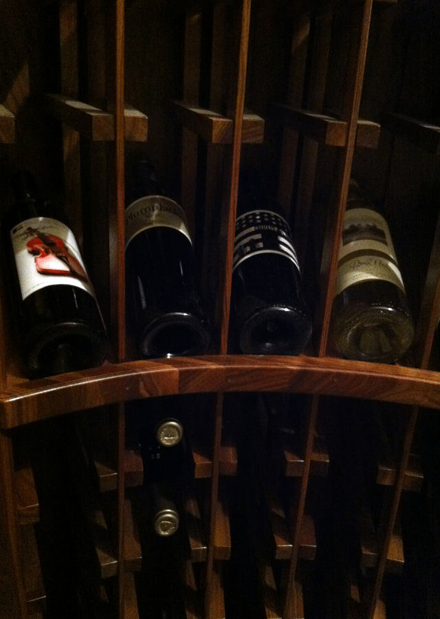  Rounded wine rack with wood 